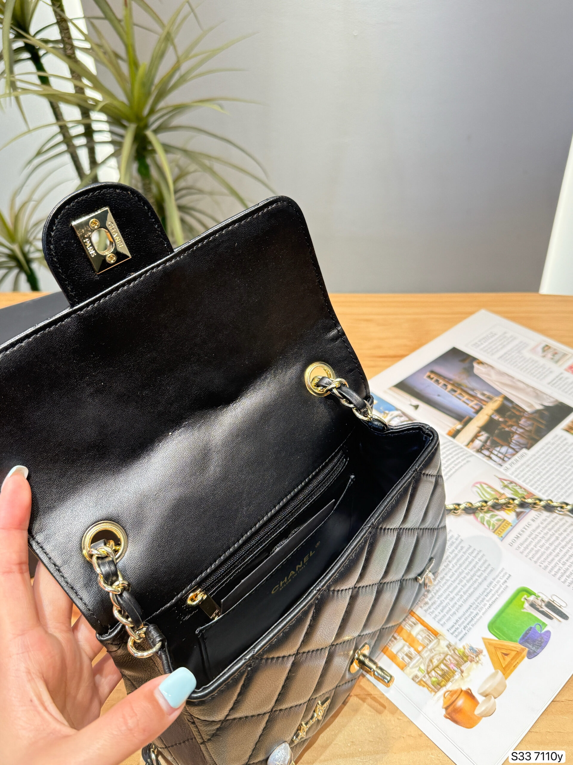 Mini Flap Bag with CC Medallion - 图片 9