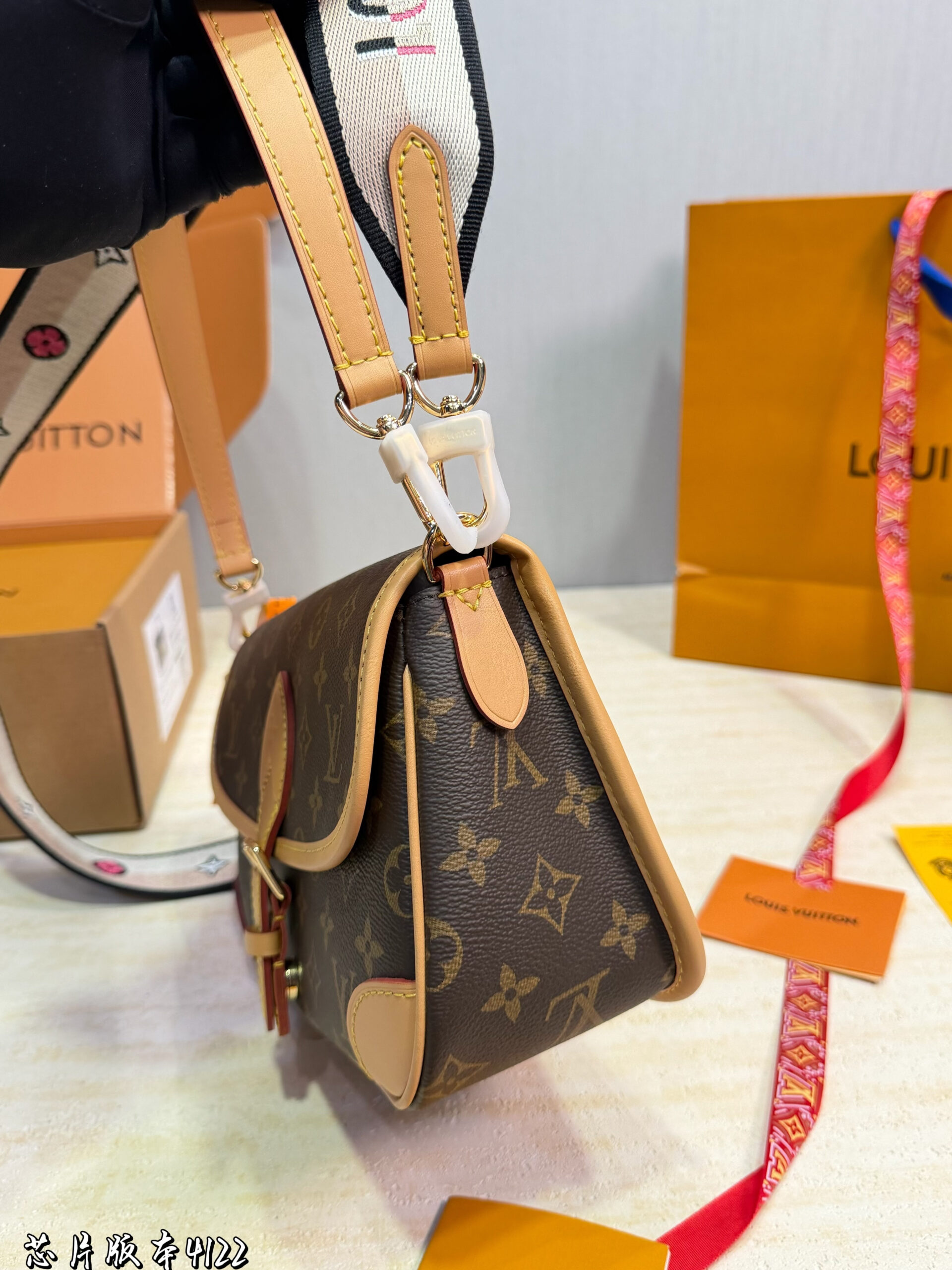 LV Diane Baguette Bag - 图片 3